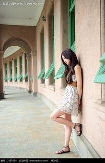 靠墙照片,捕捉瞬间，讲述故事